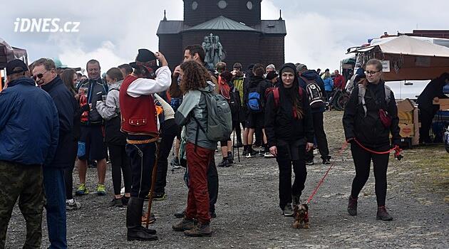 Na Radhošť dorazilo i přes déšť šest tisíc poutníků a odstartovalo letní sezonu