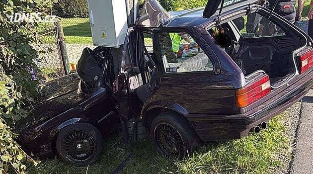 Mladý řidič nezvládl zatáčku a zlomil auto o sloup elektrického vedení. Máme fotky