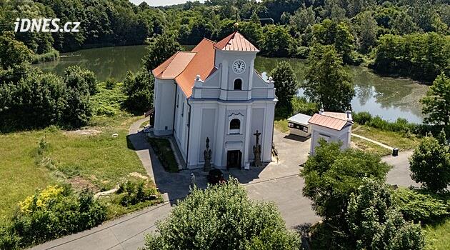 Poddolováním vychýlená památka v Karviné má novou fasádu a vítá návštěvníky v plné kráse