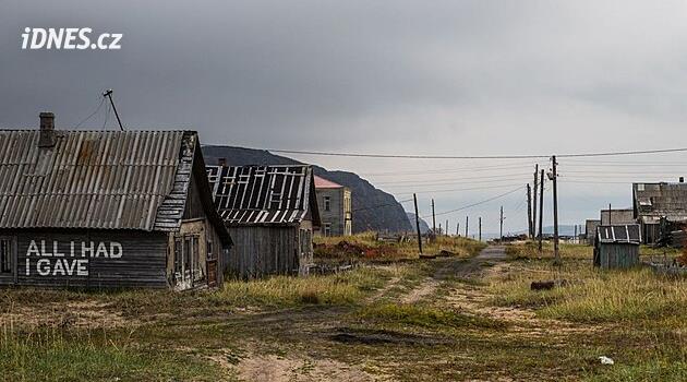 Vesnici zlomilo impérium. Příběh místa na konci Ruska, kde žijí duchové minulosti