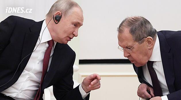 Historický zlom a boží zásah. Lavrov velebí Jelcina za „předání moci“ Putinovi