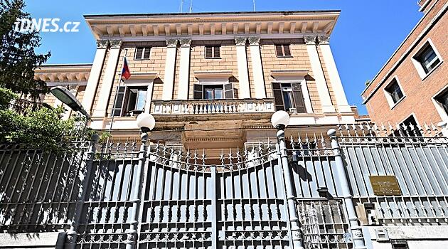 Řím kvůli špionáži vyhostí přidělence na ruské ambasádě, Kreml slíbil odvetu