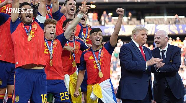 Trump se na MS opět vetřel na foto s trofejí. Hráči ho míjeli rukou i pohledem