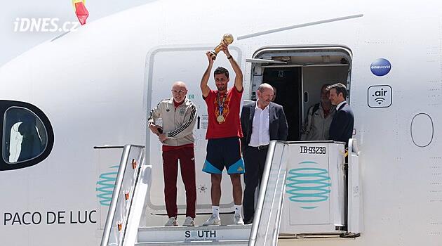 Už jsou doma! Španělští mistři světa přistáli v Madridu, Rodri pózoval s trofejí. Teď je čeká král