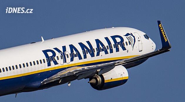 Šéf Ryanair popřel, že změna tlaku v letadle málem vysála cestujícího z okna