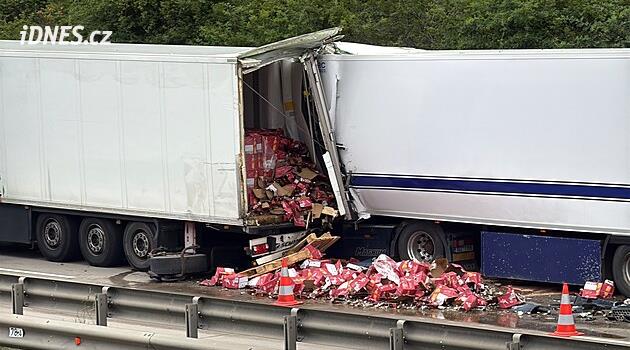 Tragická nehoda tří kamionů na Pražském okruhu. Jeden řidič zemřel