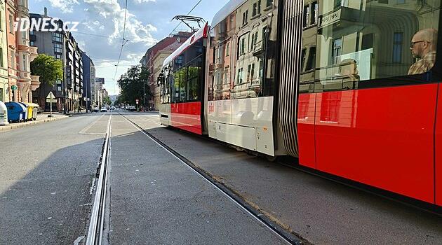 Tramvaje v Karlíně jezdí po vedru jen do centra, přes Čechův most už bez omezení