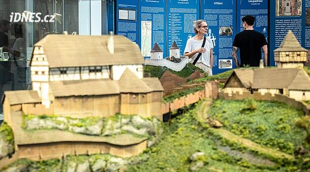Hrady kolem Liberce v miniatuře: do modelů hradů se „pašuje“ třeba gramofon či bicykl