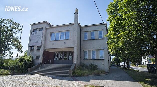 Otrokovická radnice chce koupit chátrající sokolovnu, vznikne tam sportovní centrum