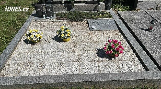 Nehorázná krádež na hřbitově. Zloděj rozebral dvojhrob a odvezl dlaždice