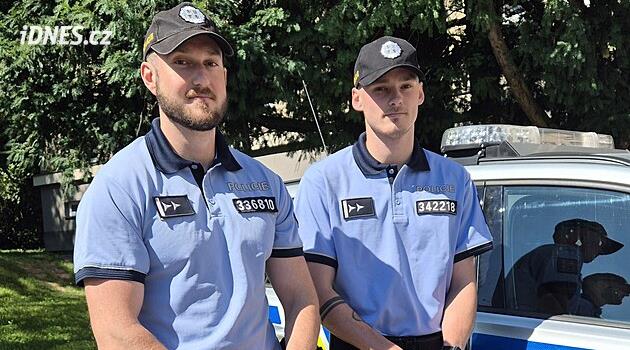 Běžela k okraji střechy, že se zabije. Policisté v Třebíči ji zachránili