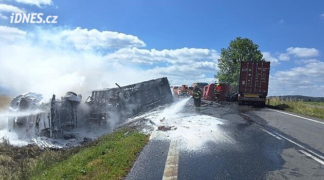Havlíčkobrodsk'ta trajik kaza, kamyonlar alev aldı, iki kişi öldü
