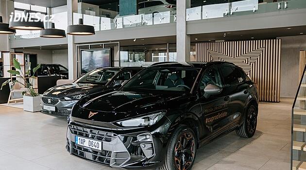 Cupra Garage: Garáž plná zázraků. Na dohled letišti mají lázně pro auta i vlastní parfém