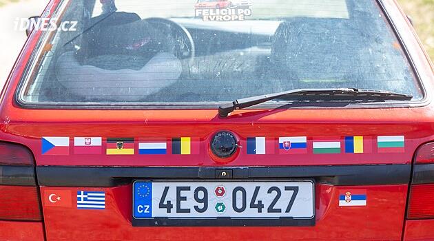 Osm mladíků z Pardubicka dojelo starými feliciemi až do Istanbulu