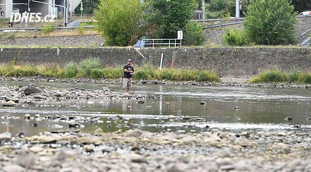 Rybář stojící uprostřed Labe. Sucho úřaduje, řeka v centru Ústí téměř zmizela
