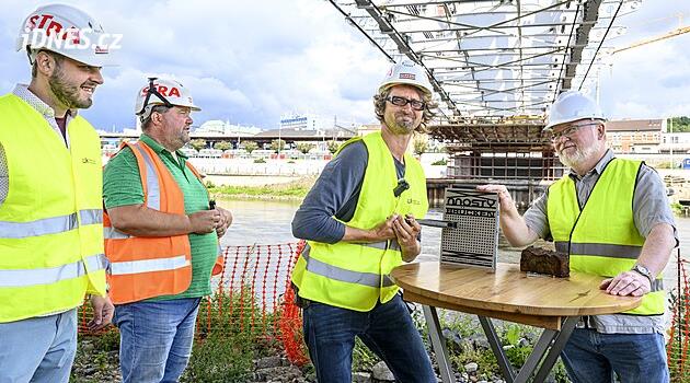 Kniha mapuje mosty přes Labe v Ústí. Pokřtili ji nýtovačkou přímo pod opravovaným Benešákem