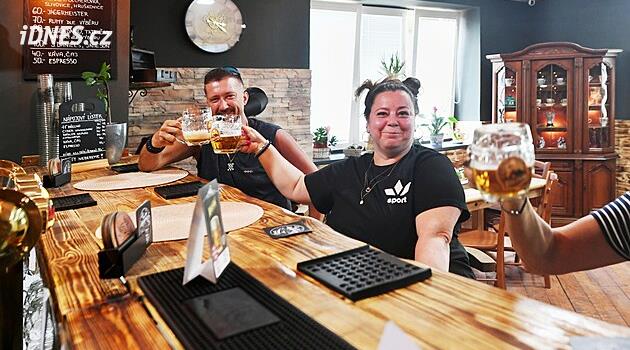 Oprava je odrovnávala, ale nevzdali se. Manželé oživili v Ústí nad Labem nádražku z 19. století