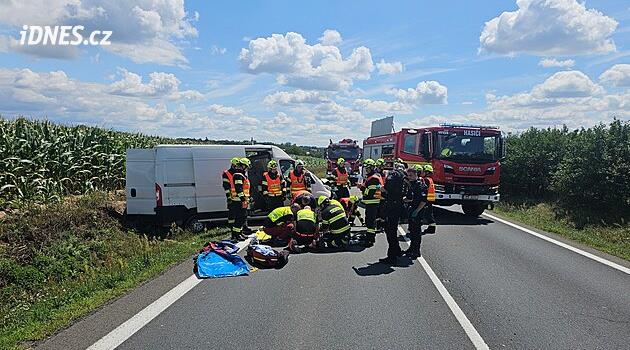 U Přerova se srazily traktor, dodávka a osobní auto. Silnice je zavřená