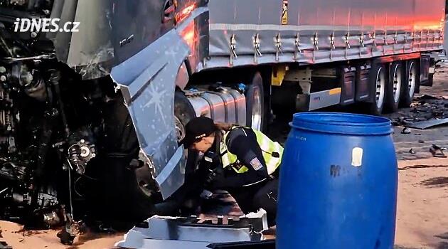Tragická nehoda u Hodonína uzavřela silnici. Auto se srazilo s kamionem
