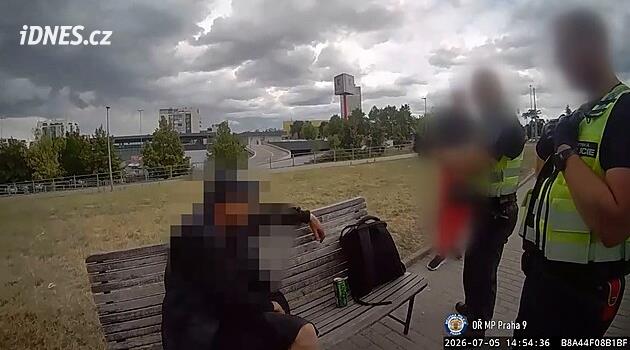 Muž v Praze chtěl cigaretu, odvděčil se krádeží. Sebral kabelu s doklady a odmítal ji vrátit