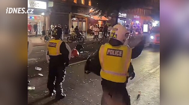 Při fotbalových oslavách zemřela ve Francii dívka. Maročané se střetli s policií v Londýně