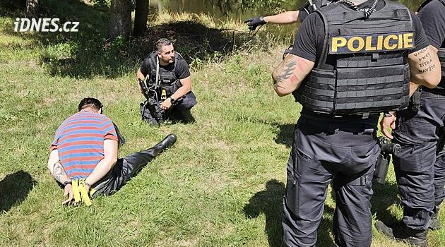 Muž ohrožoval na Klatovsku střelnou zbraní příbuzné, zadržela ho policie