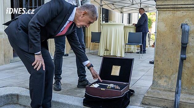 Netradiční dárek od Erdogana. Lídři při odjezdu ze summitu NATO řešili, co s luxusními revolvery