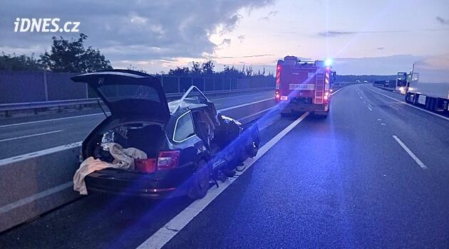 Nehoda zablokovala D8 u hranic s Německem. Tři lidé utrpěli vážná zranění