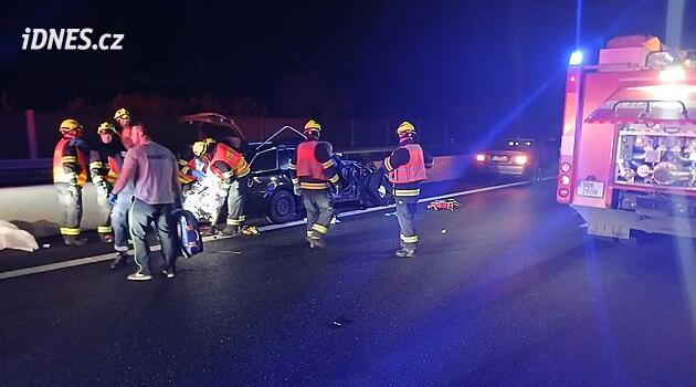 Chodec doplatil na noční přebíhání dálnice. Srazilo ho auto a zemřel