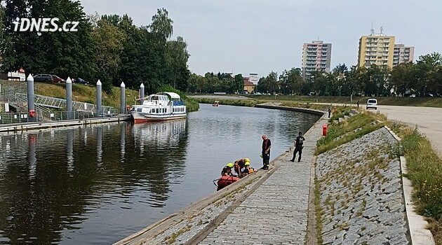 Muž v Budějovicích skočil do Vltavy, policisté ho našli u jeho známého. Nechtěl si ublížit