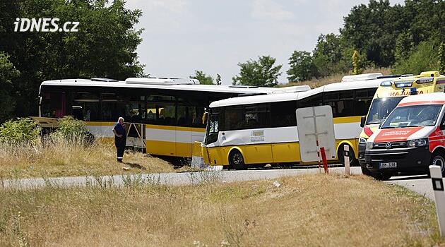 Na Znojemsku se čelně střetly dva autobusy. Záchranáři ošetřili 47 zraněných
