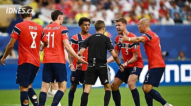 Hrubé ovlivnění zápasu? Míč měl trefit před gólem Anglie kameru, FIFA to popírá