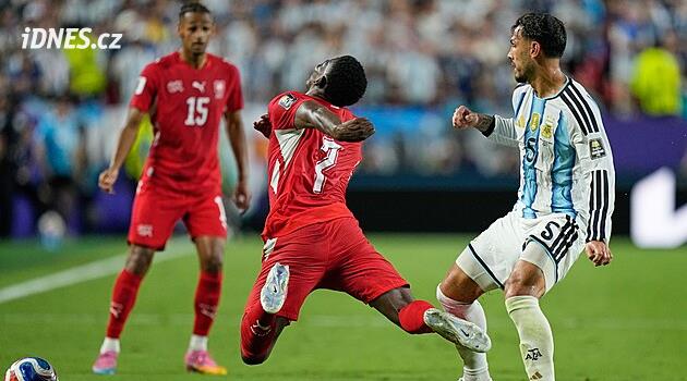 Švýcar Embolo simuloval a dostal druhou žlutou. Bylo to ale pravidlově správně? Tohle není fotbal, čertil se trenér