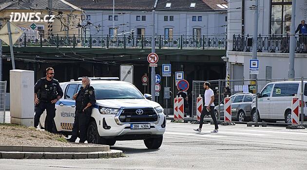 Uzavřený přechod u hlavního nádraží lidé ignorují. Ve spěchu riskují mezi auty