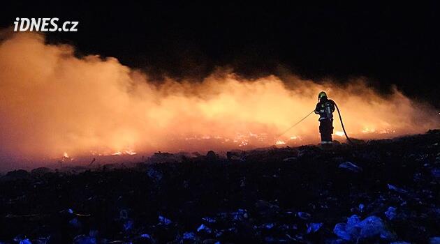 Vyprahlá jižní Morava se zmítá v požárech, zlepšení situace je v nedohlednu