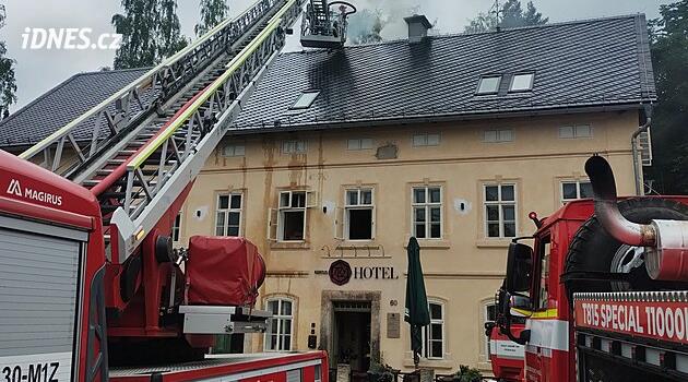 Hořící fritéza způsobila požár v hotelu na Děčínsku. Evakuovalo se osm lidí