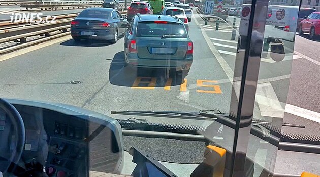 Auta jim ve špičce blokují vyhrazený pruh, náhradní autobusy nabírají velké zpoždění