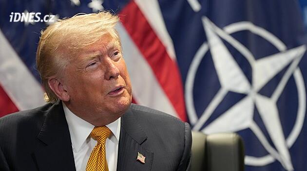 Obsluhoval čtecí zařízení, sázel, co řekne Trump a vydělal miliony. Bílý dům jej suspendoval