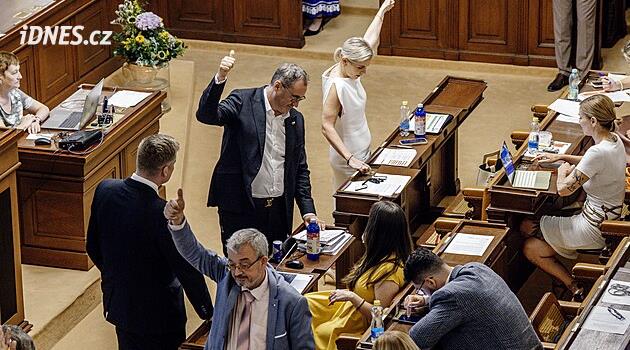 Poslanci na mimořádné schůzi projednají zrušení zdražování dálničních známek