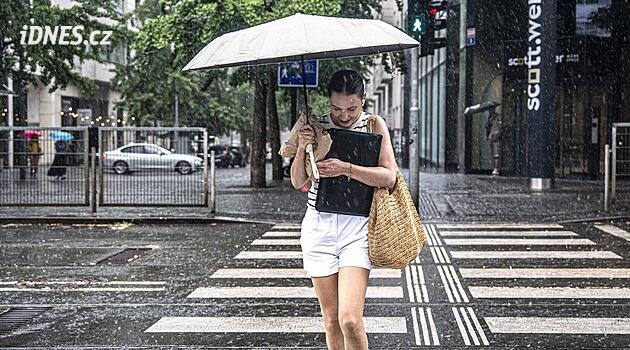 Bouřková situace je mimořádně složitá, hlásí meteorologové. Upravili výstrahu na lijáky a blesky