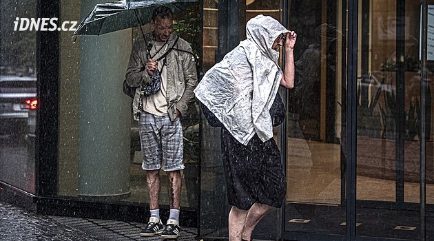 Meteorologové řekli, že ve středu hrozí bouřky. Jinde varují před zátěží teplem
