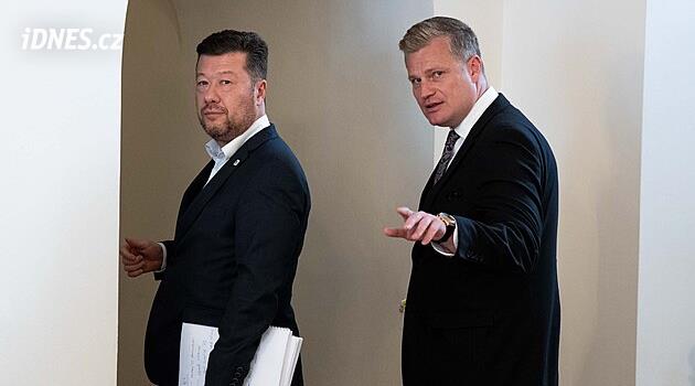 Slabí lídři i program. Chyby opozice prospívají vládní koalici, míní politologové