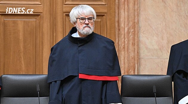 Ústavní soud podle vlády překročil předběžným opatřením pravomoci. Chce vyloučit Šámala z jednání