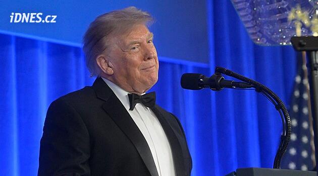 V posunutém termínu se uskutečnila večeře korespondentů, přišel i Trump