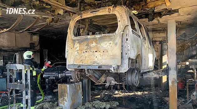 Ve Střelských Hošticích na Strakonicku hořel autoservis. Škoda deset milionů korun, jeden muž je popálený
