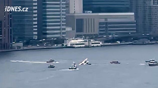 VIDEO: Hydroplán v New Yorku nouzově přistál na hladině. Nejprve se o ni třikrát odrazil