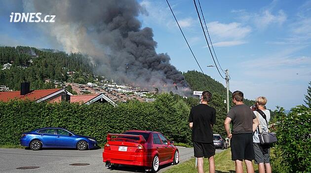 Požár v Norsku zničil přes 100 domů, hasiči bojují s větrem. Příčina je neznámá