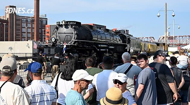 Na každé zastávce se mužům derou slzy do očí. Lokomotiva Big Boy 4014 křižuje USA