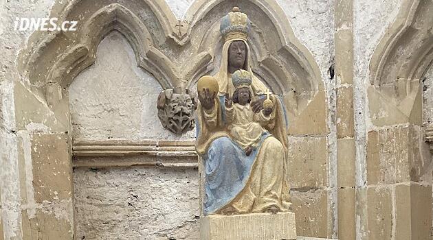 Bezděz yine Montserrat'ın Kara Madonna heykeliyle süslendi