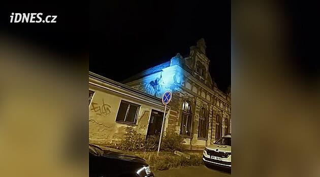 Strážník v Plzni zaslechl hluk na střeše. Přistihl zloděje, jak trhá měděnou krytinu